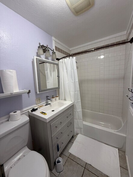 Building Photo - 600 NE 3rd St