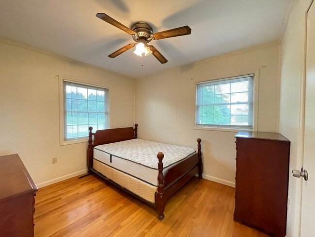 Building Photo - Large Furnished Rancher that Includes Lawn Maintenance and Bonus Room