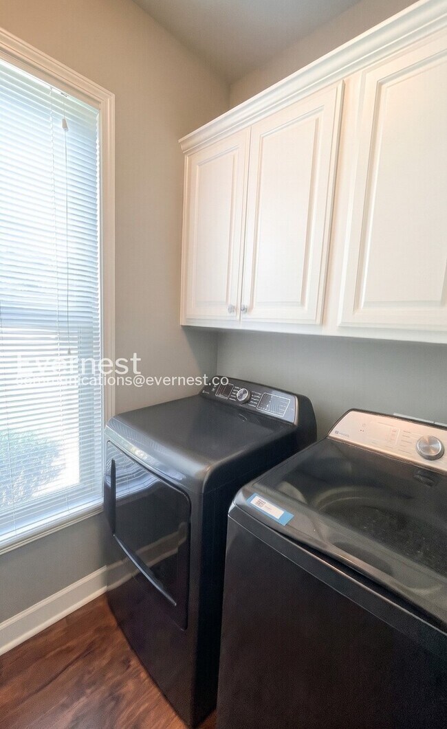 Building Photo - 3 Bed/2 Bath Home with Fenced Yard & Garage / Pet-Friendly / Vouchers Accepted / Available Now!