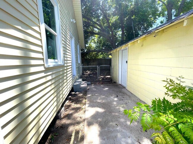 Building Photo - 107 Sinclair St