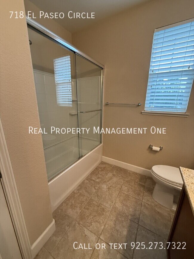 Building Photo - 718 El Paseo Cir