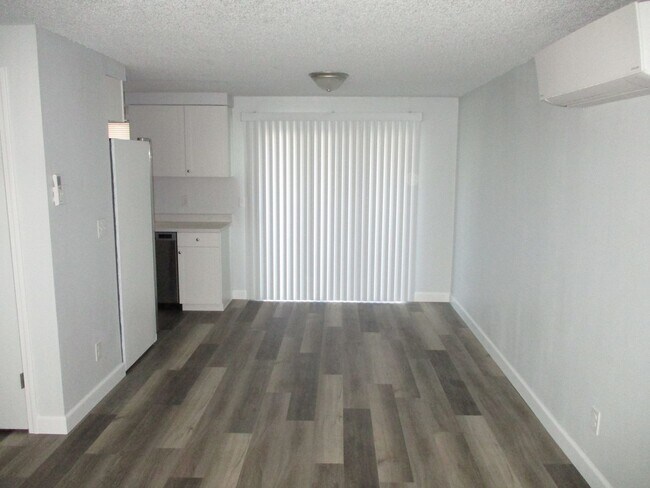 Building Photo - 18-4