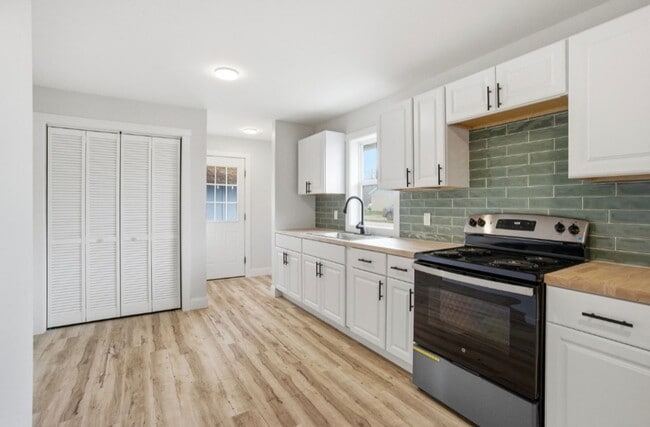 Building Photo - Spacious inside and out! Freshly painted!  3-Bedroom Rental Home – Comfort & Convenience!
