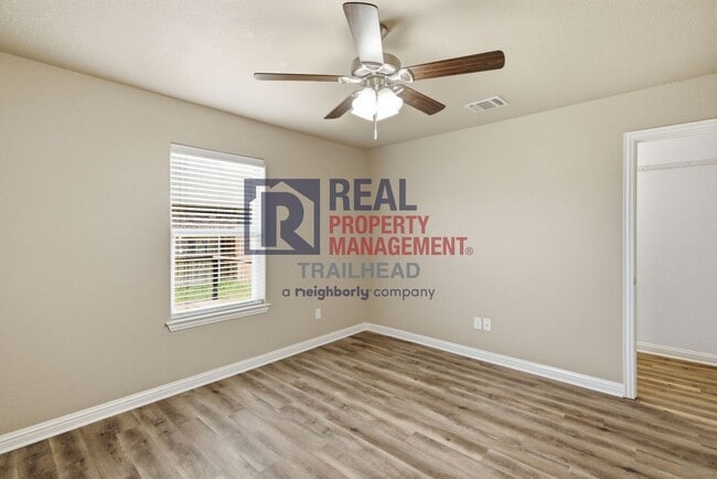 Building Photo - 901 Dart Ct
