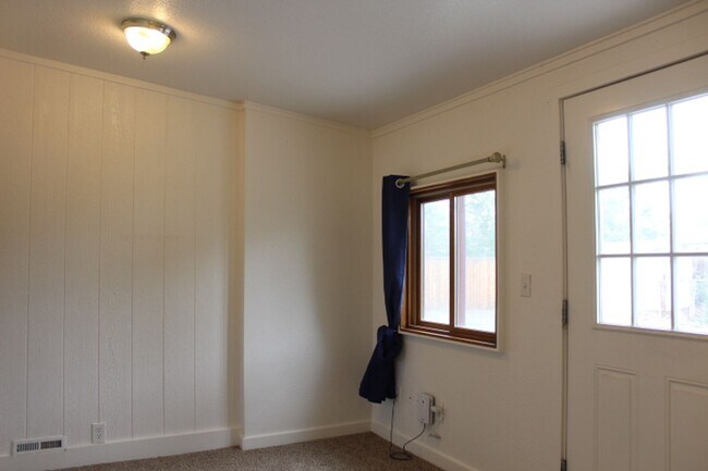 Building Photo - 3 BR/ 1 BA Ranch home in Commerce City!
