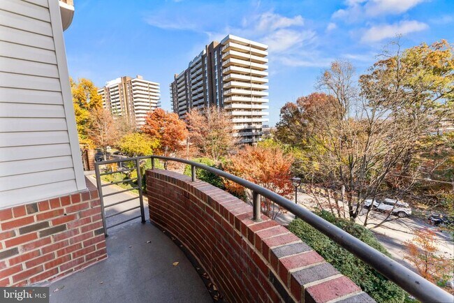 Building Photo - 301 S Reynolds St