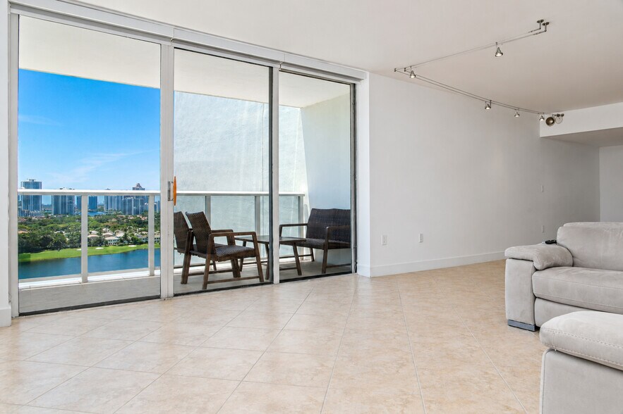 Building Photo - 3675 N Country Club Dr