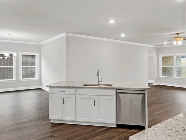 Building Photo - THREE CAR GARAGE in Resort Community