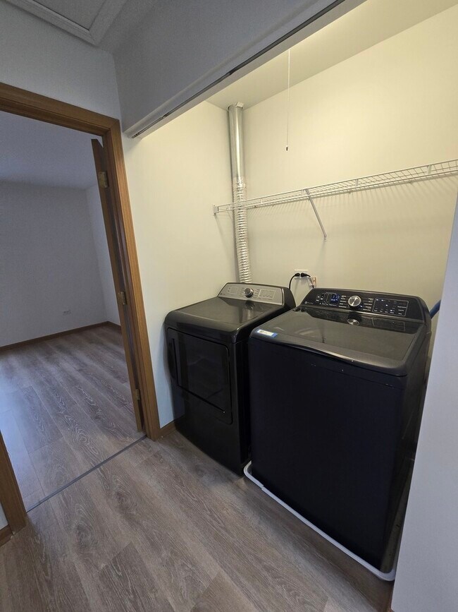 Building Photo - 4135 Oak Tree Ln