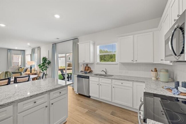 Building Photo - 465 Madison Lakeview Dr