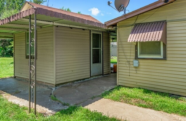 Building Photo - 220 NE 3rd St