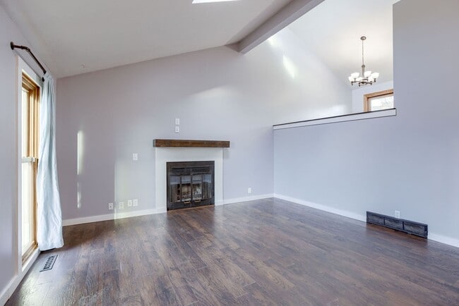Building Photo - Light-Filled 4-Bedroom in Millard!!