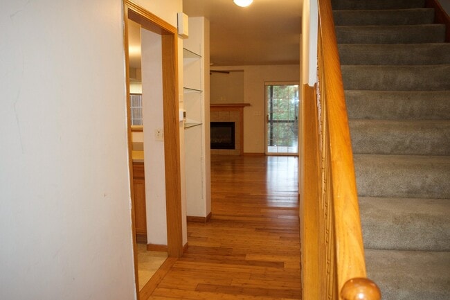 Building Photo - Large Iowa City Townhouse