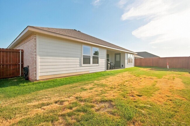 Building Photo - 2218 Providence Dr