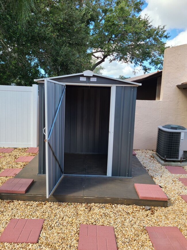 Building Photo - 2 Bedroom Villa with Screened in Patio!
