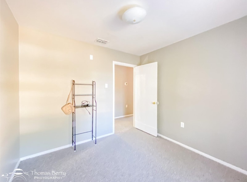 Building Photo - 342 Meander St