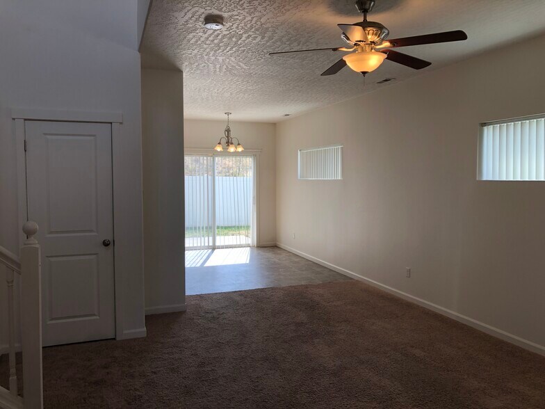 Building Photo - 1437 SW Junegrass Ln