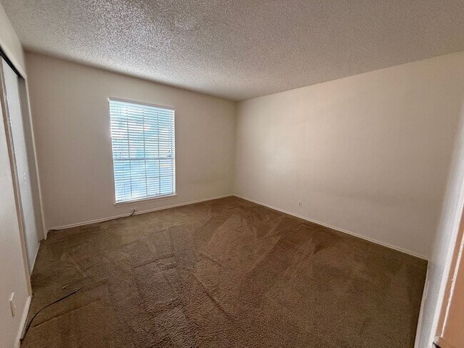 Building Photo - 8435 Cranberry Hill