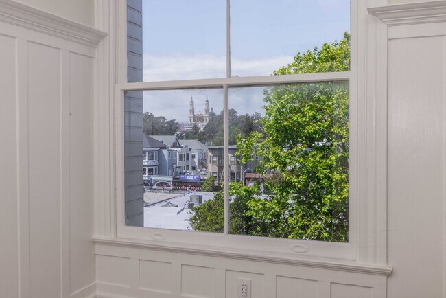 Building Photo - Fully Remodeled, Top Floor 3/2 Full Floor Flat W/ Bonus Room! In-Unit W/D!