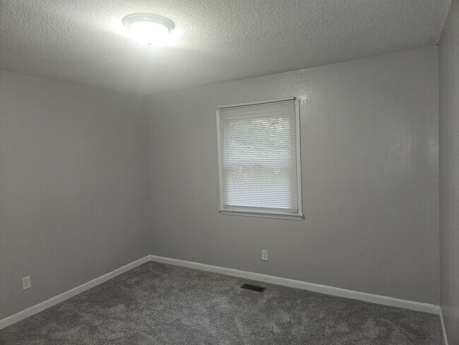 Building Photo - 402 Lotus Dr