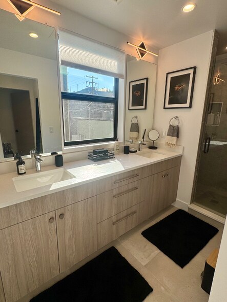 Building Photo - 3433 Lawrence St