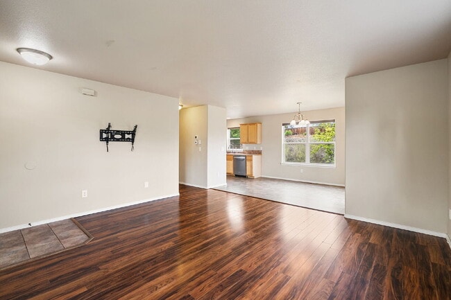 Building Photo - Spacious 3 Bed Home in Southeast Bend