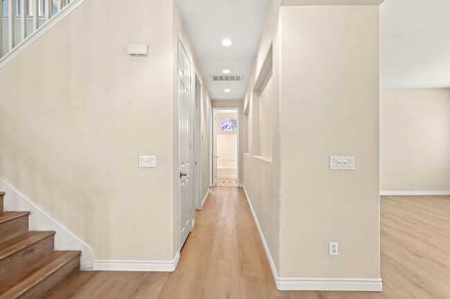 Building Photo - Ideal for Large Families – 6BR/4BA Eastval...