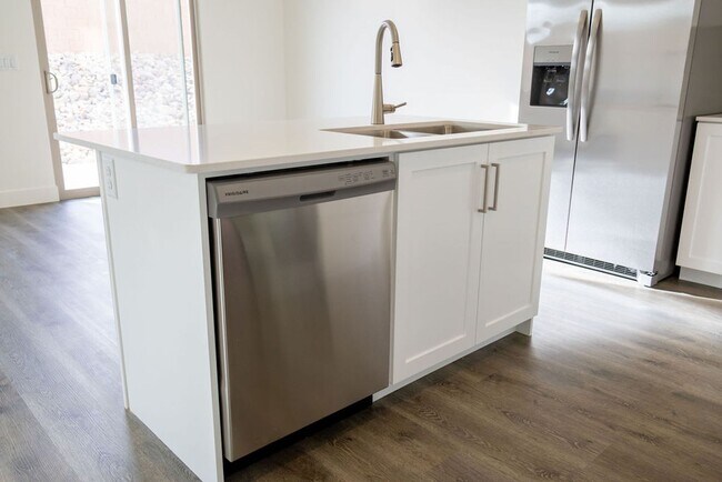 Building Photo - Spacious 4-Bed Home in Sage Canyon