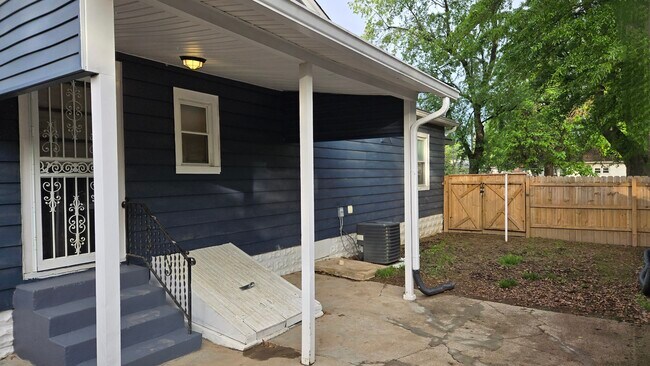 Back yard view including privacy fence - 3100 Montana Ave