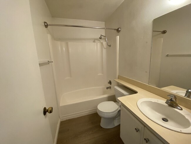 Building Photo - 2+bd/1ba Single Story Duplex Minutes Drive...
