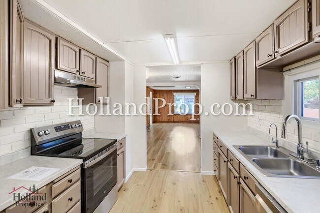 Building Photo - Welcome Home to Your Perfect Hillsboro Retreat!