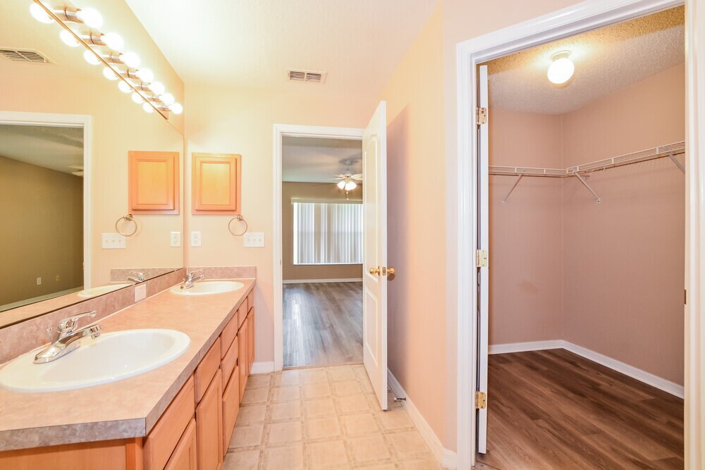 Building Photo - 645 Winding Lake Dr