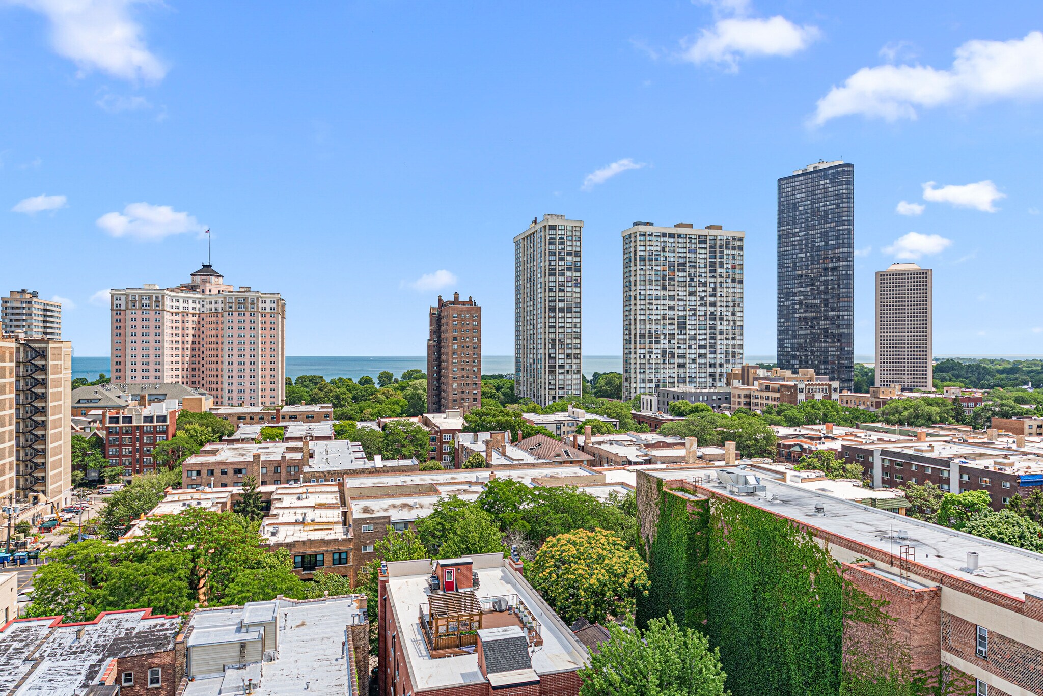 balcony view - 1122 W Catalpa Ave