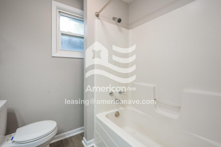 Building Photo - 1801 Leer St