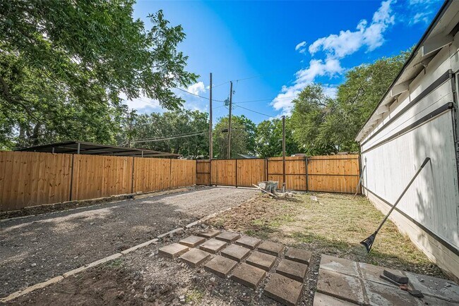 Building Photo - 1308 W Dumble St