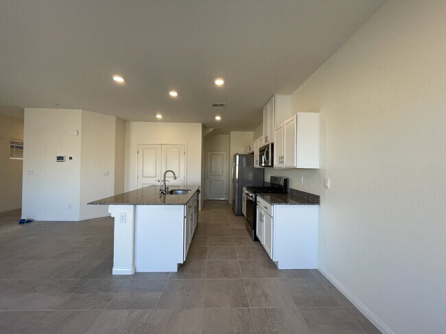 Building Photo - 4 BED 2.5 BATH 2 CAR GARAGE SINGLE FAMILY HOME IN CADENCE, HENDERSON w/ LARGE BACKYARD