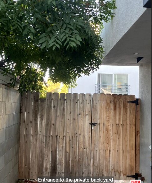 Building Photo - 1120 1/2 N Heliotrope Dr