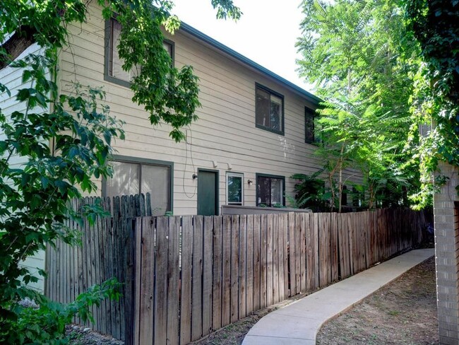 Building Photo - Central Boulder 2 Story Spacious Townhome