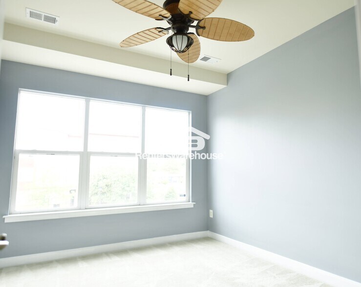 Building Photo - 5722 45th Ave