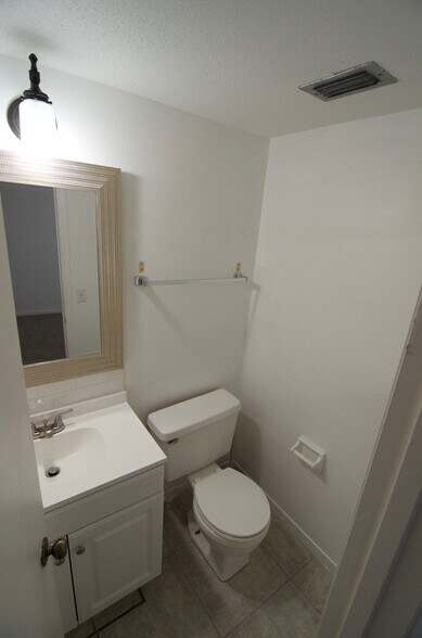 Building Photo - 3624 W Anderson Ave