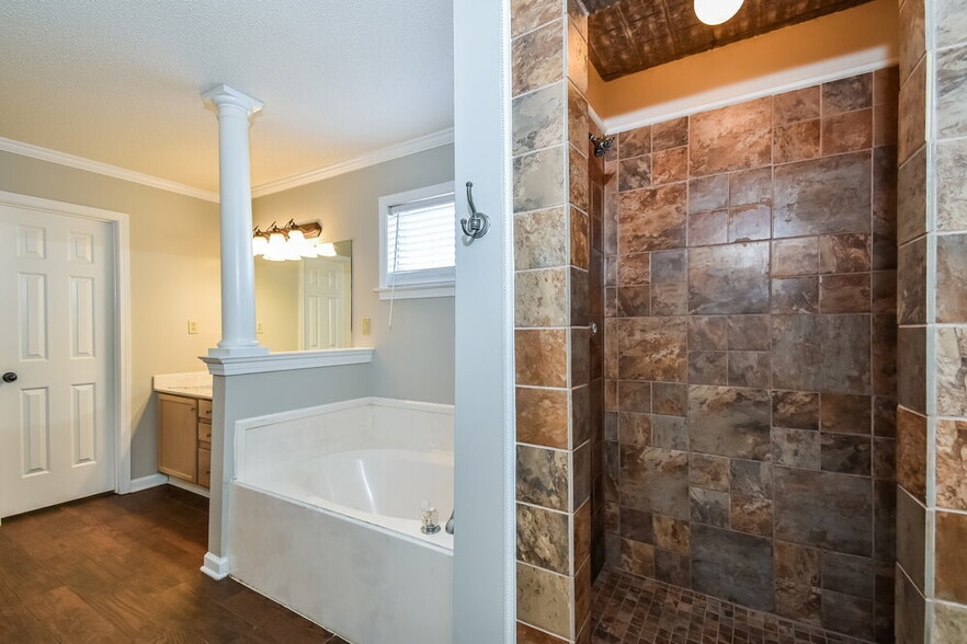 Building Photo - 9355 Lacee Ln