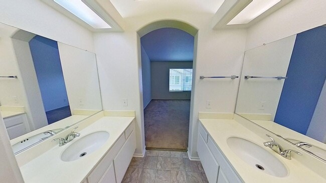 Building Photo - 30 Fuchsia: End Unit 2 Bed 2 Bath Condo in...