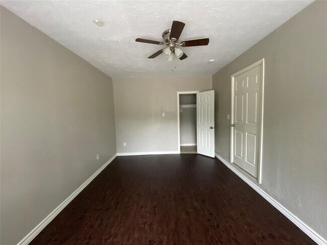 Building Photo - 5767 Flamingo Dr
