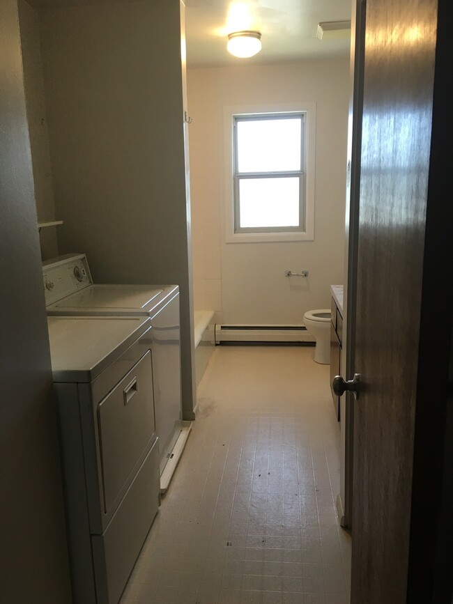 Building Photo - 3 Bedroom 1 Bathroom Duplex