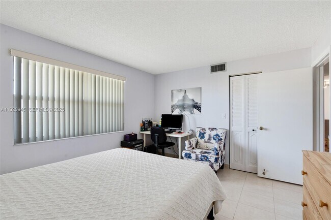 Building Photo - 321 SE 3rd St