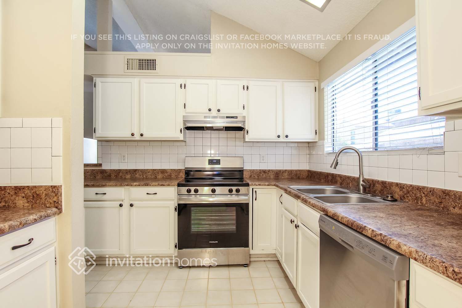 Building Photo - 3821 W Ivanhoe St