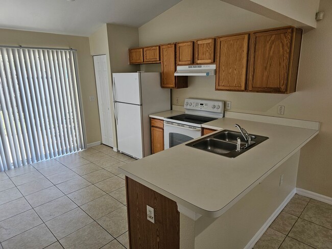 Building Photo - CUTE!  3 BEDROOM / 2 BATH - HALF DUPLEX (DELTONA)