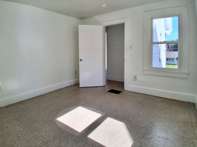 Building Photo - 598-598 E Commerce St