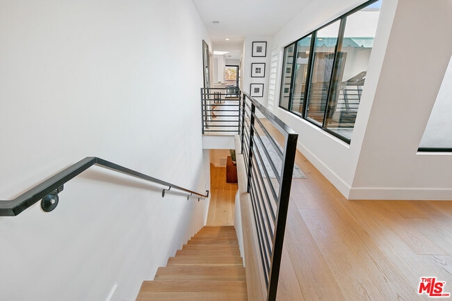 Building Photo - 6502 Dume Dr