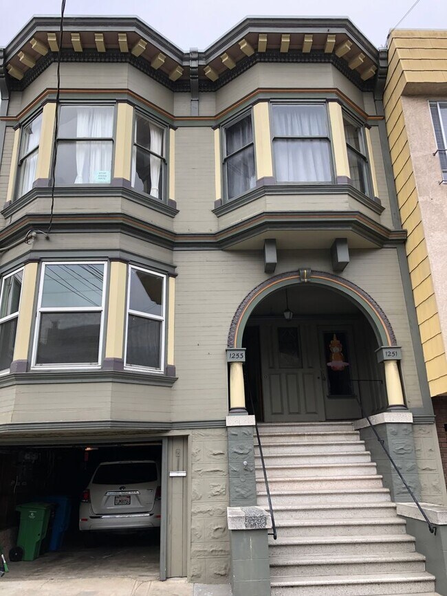 Building Photo - Classic spacious San Francisco Flat in popular Inner Sunset District w/garage parking! OPEN HOUSE...